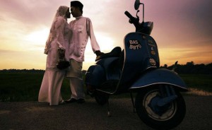 wedding outdoor vespa 300x184 Berkahwin Usia Muda