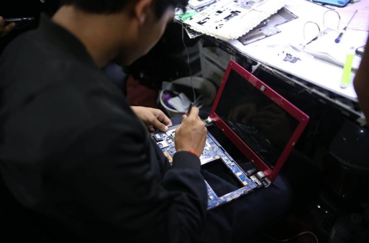 buka screw Repair Motherboard Laptop Murah di KL